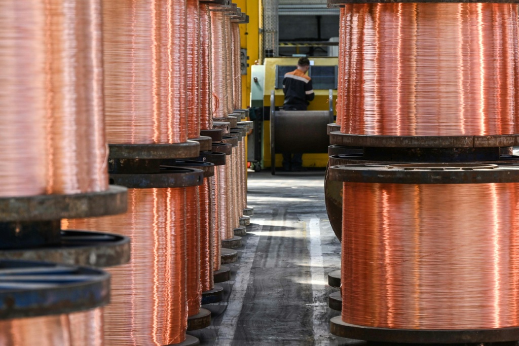 Un employé travaille près de bobines de fils de cuivre dans l'usine Nexans de Lens, dans le nord de la France, le 11 mai 2022.