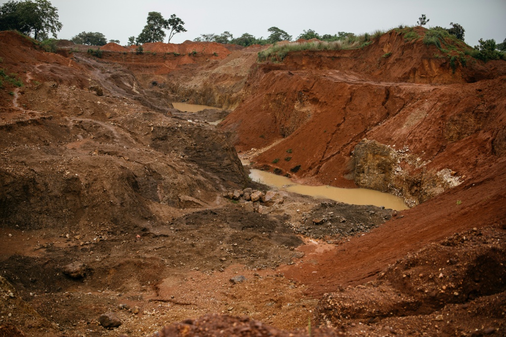 Vue générale d'une petite mine de cuivre et de manganèse à ciel ouvert à Serenje, en Zambie, le 28 février 2025.