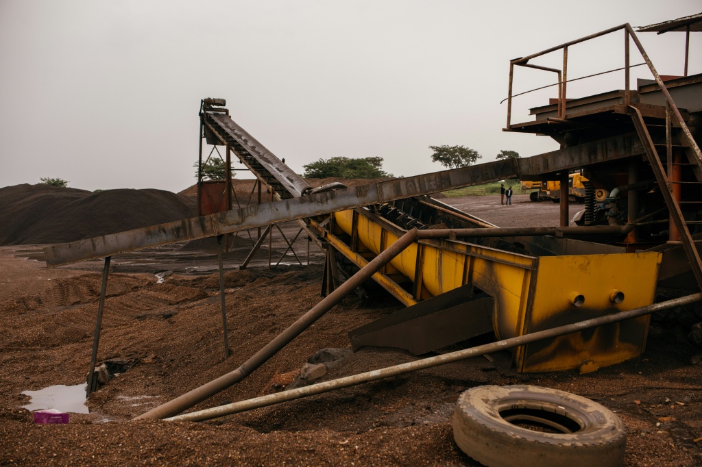Vue générale des machines minières dans une petite mine à ciel ouvert de cuivre et de manganèse exploitée par des Chinois à Serenje, en Zambie, le 28 février 2025.