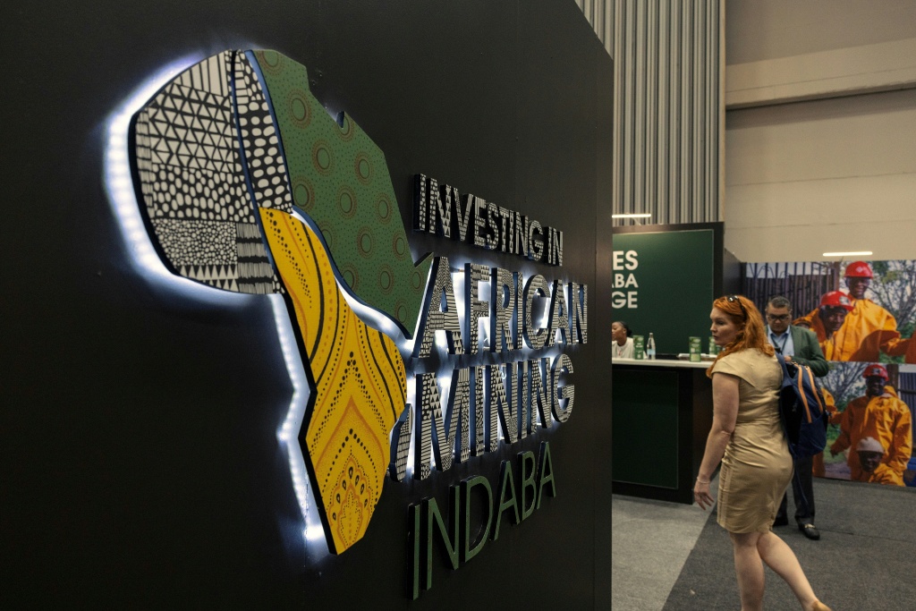 Des délégués déambulent dans le hall des exposants du Centre international de conventions du Cap (Afrique du Sud) lors de la 32e édition de l'African Mining Indaba, le 10 février 2026.