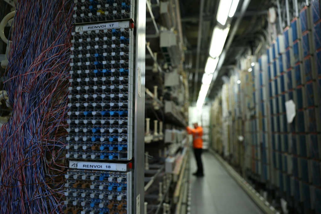 Photographie montrant un nœud de réseau à haut débit ADSL composé de fils de cuivre, dans une usine de la société française de télécommunications Orange à Guyancourt (France), à l'ouest de Paris, le 28 janvier 2025.