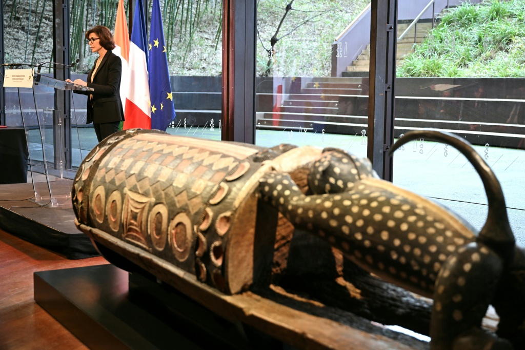 Le tambour parleur exposé lors de sa restitution officielle à la Côte d'Ivoire, le 20 février 2026 à Paris au Musée du Quai Branly-Jacques Chirac.