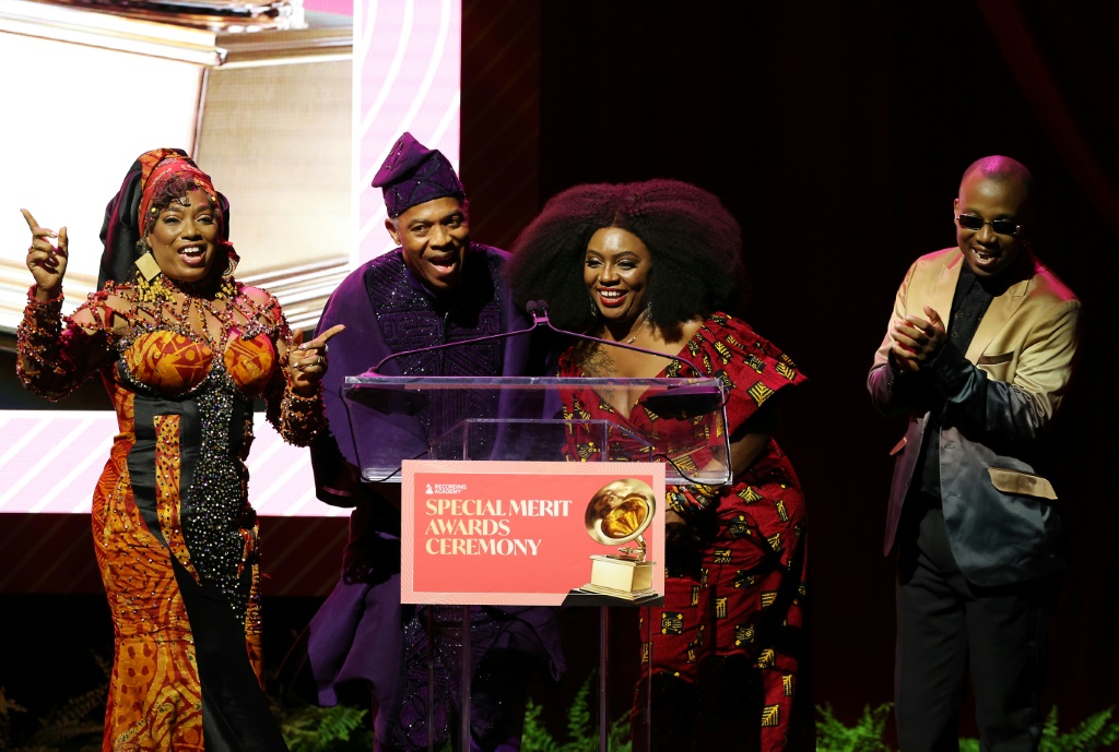 Yeni Kuti, Femi Kuti, Shalewa Kuti et Kunle Kuti sur scène lors des Special Merit Awards 2026 à Los Angeles le 31 janvier 2026.