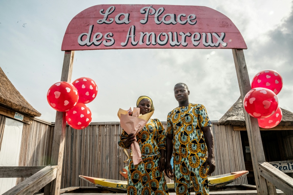 Un couple fête la Saint-Valentin sur la Place des Amoueux dans la ville lacustre de Ganvié, le 10 février 2026 au Bénin.