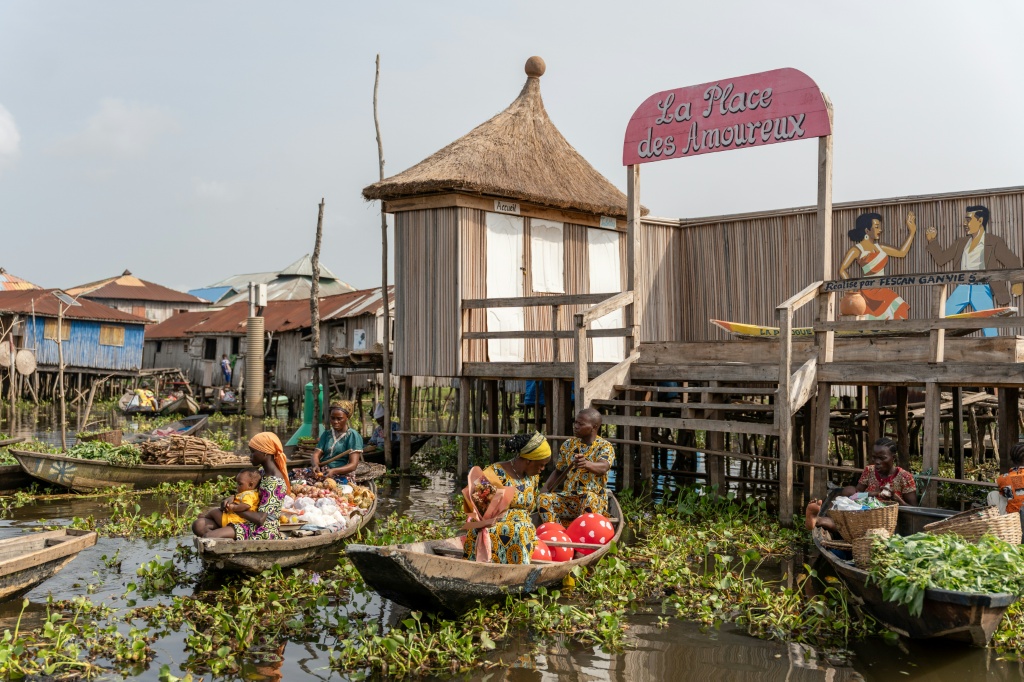 Un couple en pirogue quittent la Place des Amoureux après avoir fêté la Saint-Valentin dans la ville lacustre de Ganvié, le 10 février 2026 au Bénin.