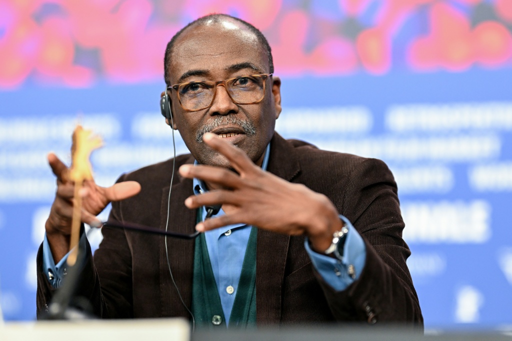 Le réalisateur tchadien Mahamat-Saleh Haroun lors d'une conférence de presse pour son film "Soumsoum, la nuit des astres" en compétition à la Berlinale, le 19 février 2026 à Berlin.