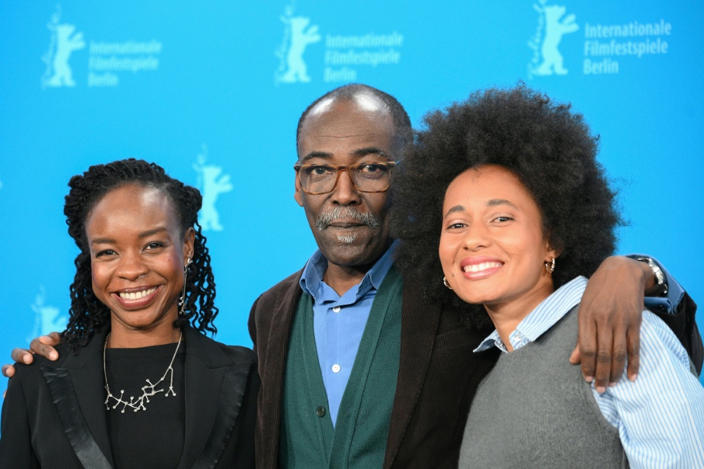 Le réalisateur tchadien Mahamat-Saleh Haroun (c) et les actrices tchadiennes Achouackh Abakar Souleymane (g) et Maïmouna Miawama lors d'une séance photo pour le film "Soumsoum, la nuit des astres" présenté en compétition à la 76e Berlinale, le 19 février 2026 à Berlin.