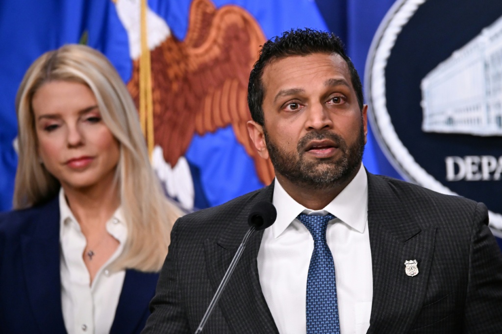 La ministre américaine de la Justice, Pam Bondi (g) et le Directeur du FBI, Kash Patel, lors d'une conférence de presse au ministère de la Justice à Washington, le 6 février 2026.