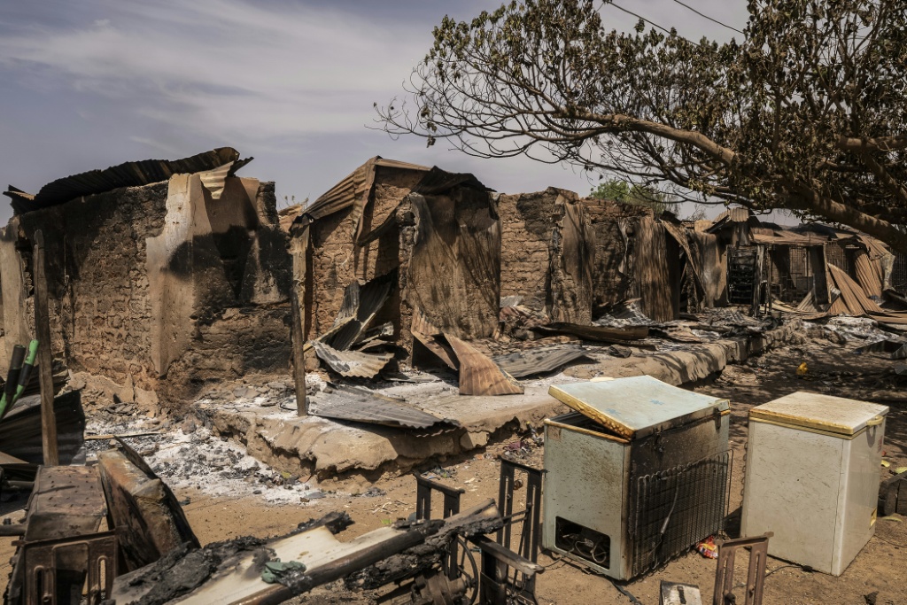 Des débris calcinés et des maisons endommagées après l'attaque perpétrée à Woro, dans l'État de Kwara, le 5 février 2026 au Nigeria.