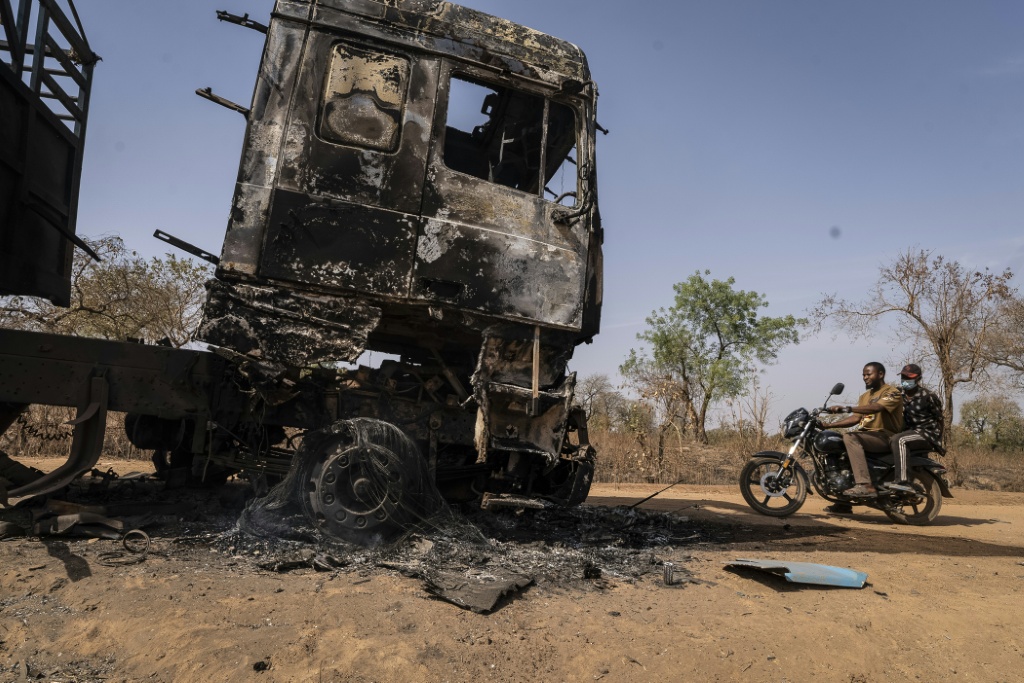 Un camion calciné après une attaque à Woro, dans l'Etat de Kwara, le 5 février 2026 au Nigeria.