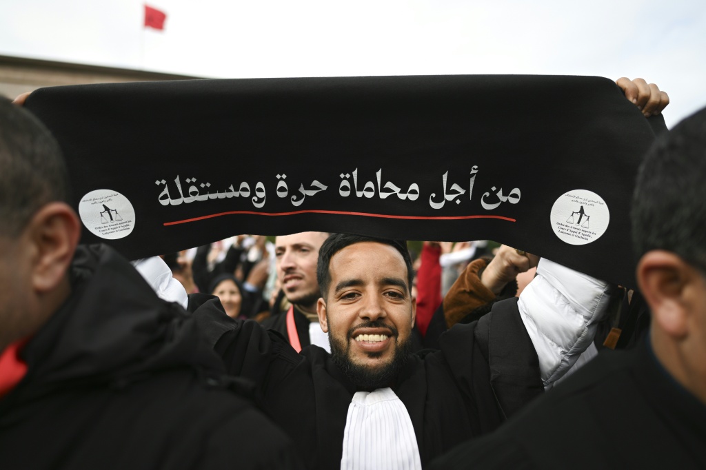 Un avocat tient une banderole portant l'inscription "Pour une profession juridique libre et indépendante", lors d'une manifestation contre un projet de réforme de la profession d'avocat, à Rabat, au Maroc, le 6 février 2026.