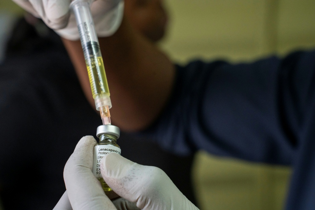 Une infirmière remplit une seringue de lenacapavir, un traitement injecté deux fois par an et empêchant la transmission du VIH, à la clinique Phedisong de Ga-Rankwa, un township des environs de Pretoria, le 2 décembre 2025.