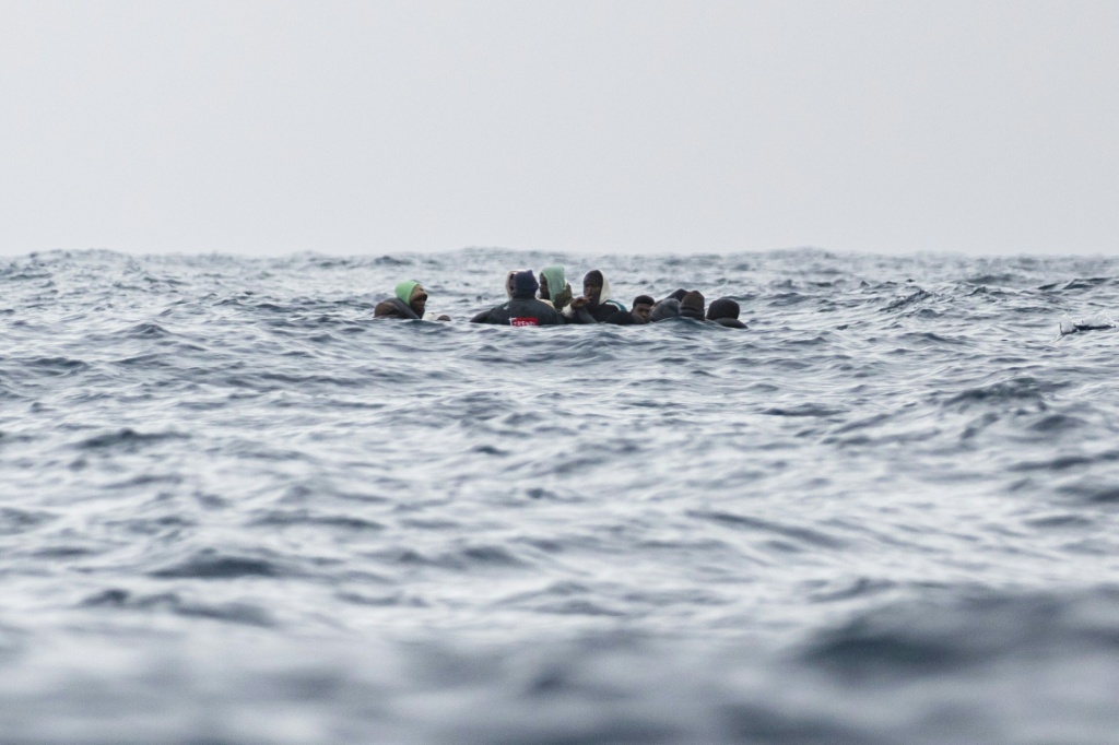 Des migrants à bord d'un canot pneumatique au large des eaux internationales de Libye, le 16 janvier 2026.