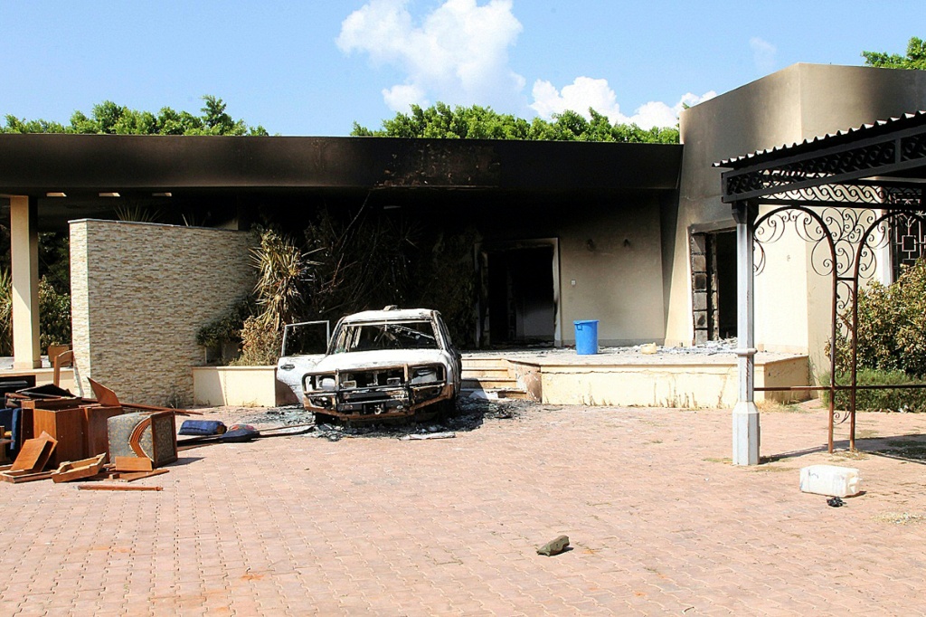 Une maison et une voiture incendiées dans l'enceinte de l'ambassade américaine, après une attaque nocturne à Benghazi, le 12 septembre 2012 en Libye.