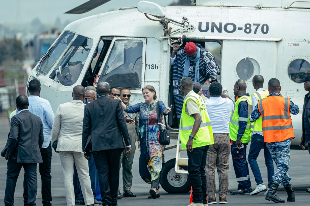 La cheffe par intérim de la Mission des Nations Unies en RDC (Monusco), Vivian van de Perre, descend d'hélicoptère le 12 février 2026, à l'aéroport international de Goma, fermé depuis la prise de la ville par le groupe armé antigouvernemental M23.