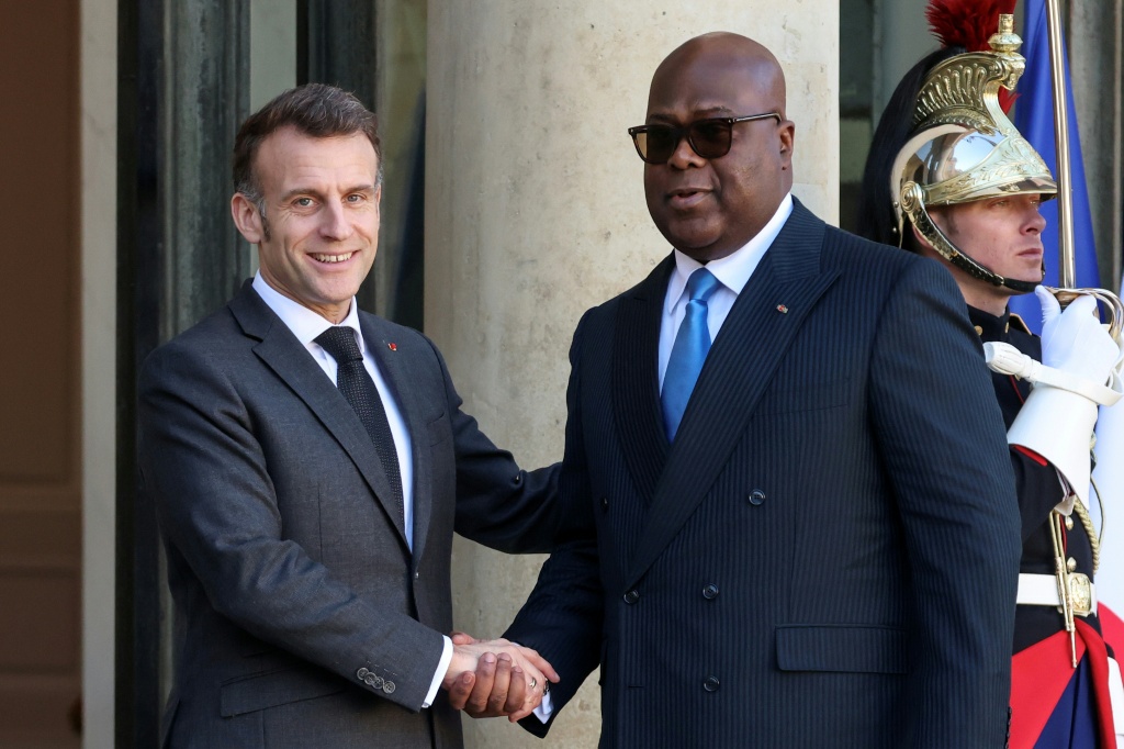 Le Président Emmanuel Macron (g) accueille à l'Elysée le Président de la République démocratique du Congo, Félix Tshisekedi, le 25 février 2026 à Paris.