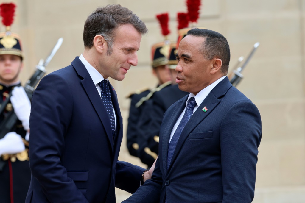 Le Président français Emmanuel Macron accueille à l'Elysée le nouveau dirigeant malgache Michaël Randrianirina, à Paris le 24 février 2026.