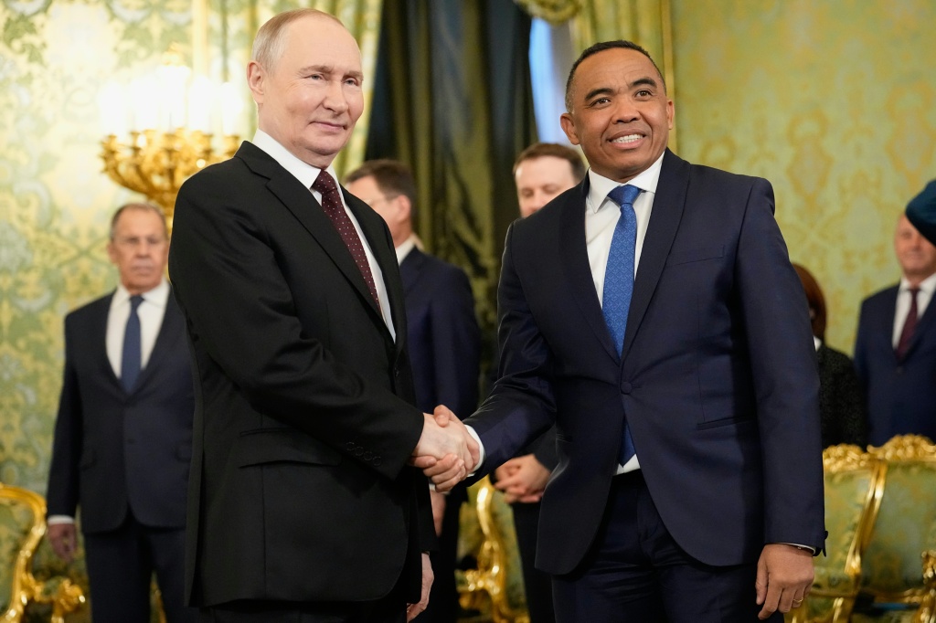 Le Président russe Vladimir Poutine (à gauche) avec son homologue malgache, Michaël Randrianirina, au Kremlin à Moscou le 19 février 2026.