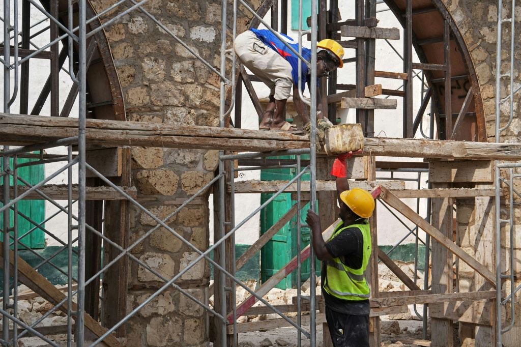 Des ouvriers restaurent un bâtiment historique dans le Port soudanais de Suakin, le 22 janvier 2026.