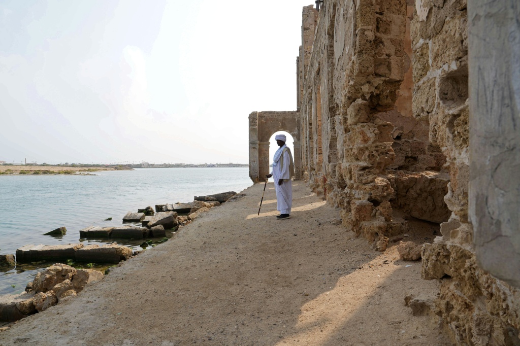 Un homme se tient face à la mer, devant une ruine dans le Port soudanais de Suakin, le 22 janvier 2026.