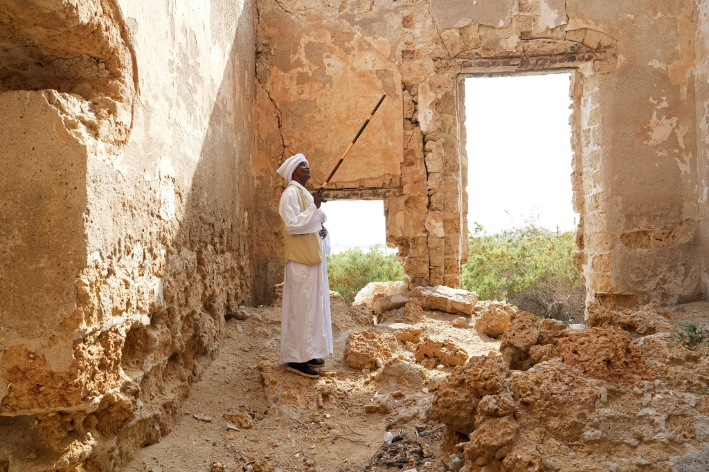 Un homme se tient debout dans une ruine à Suakin, au Soudan, le 22 janvier 2026.