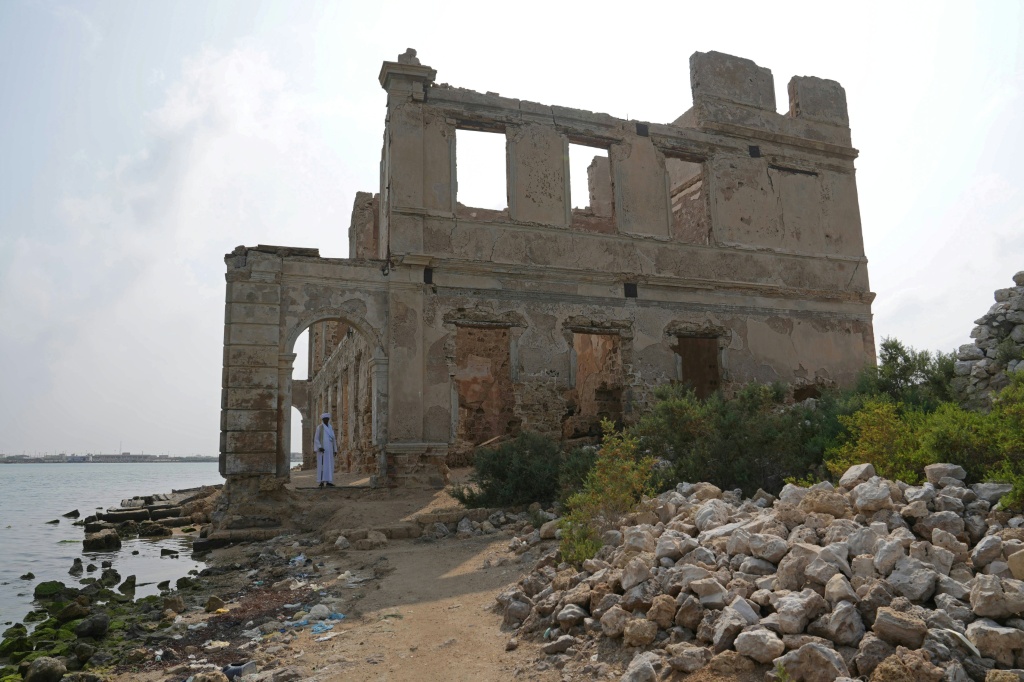 Une ruine au bord de la mer dans le Port de Suakin au Soudan, le 22 janvier 2026.