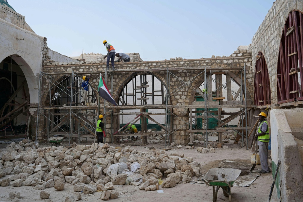 Des ouvriers restaurent un bâtiment historique à Suakin, au Soudan, le 22 janvier 2026.