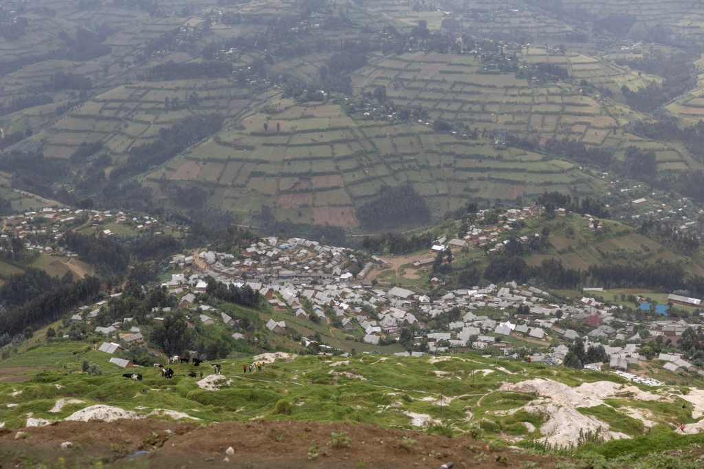 Vue générale du le site minier géant de Rubaya, qui approvisionne une grande partie du monde en coltan, le 5 mars 2025.