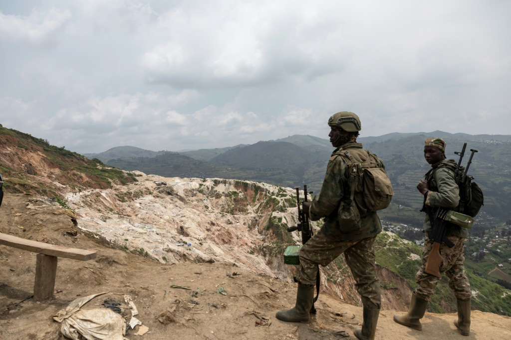 Des membres du groupe armé M23 devant les mines de coltan à Rubaya, le 5 mars 2025 en RDC.