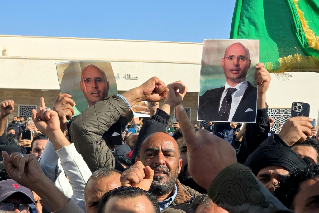 Des partisans tiennent des portraits de feu Seif al-Islam Kadhafi, fils du défunt dirigeant libyen, avant ses funérailles à Bani Walid, dans la région de Tripoli, le 6 février 2026 en Libye.