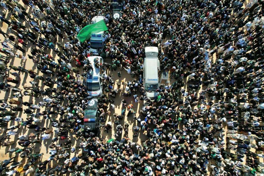 Vue aérienne de milliers de partisans rassemblés pour les funérailles de Seif al-Islam Kadhafi, fils du défunt dirigeant libyen, à Bani Walid, dans la région de Tripoli, le 6 février 2026 en Libye.