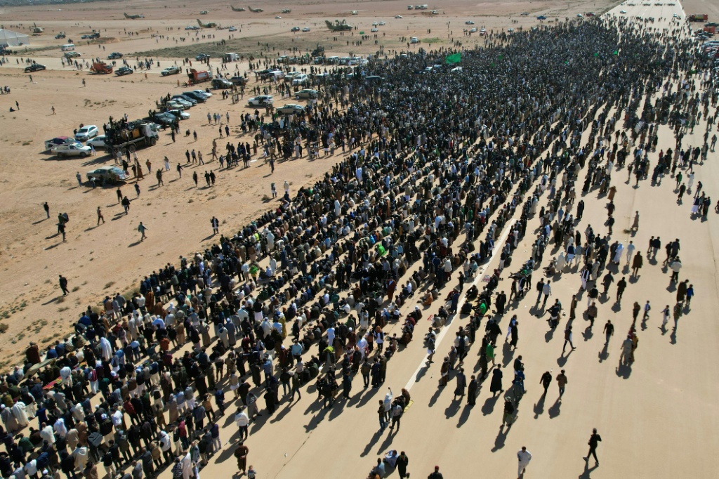 Vue aérienne des milliers de partisans rassemblés pour les funérailles de Seif al-Islam Kadhafi, fils du défunt dirigeant libyen, à Bani Walid, dans la région de Tripoli, le 6 février 2026 en Libye.