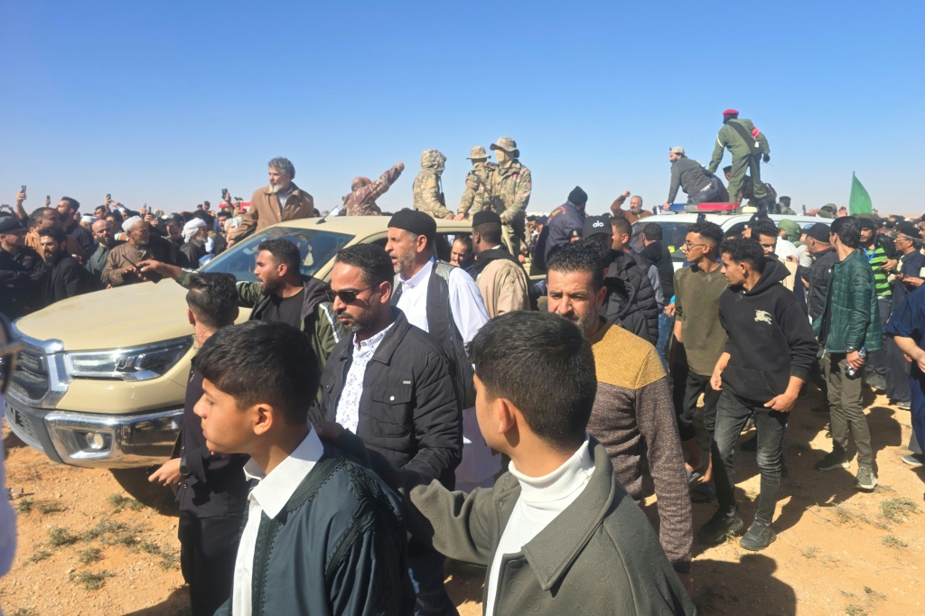 Des partisans rassemblés pour les funérailles de Seif al-Islam Kadhafi, fils du défunt dirigeant libyen, à Bani Walid, dans la région de Tripoli, le 6 février 2026 en Libye.