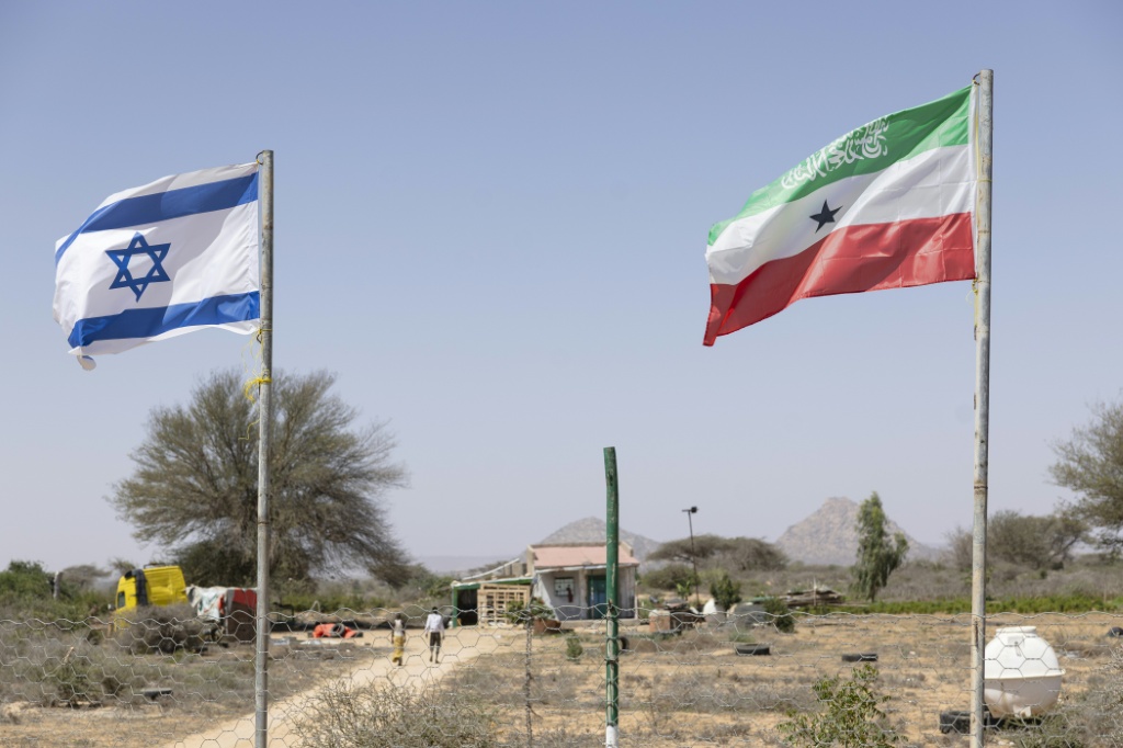 Les drapeaux d'Israël et du Somaliland flottent côte à côte à l'entrée d'une exploitation fruitière située entre Hargeisa, capitale du Somaliland, et la ville portuaire de Berbera, le 19 février 2026.