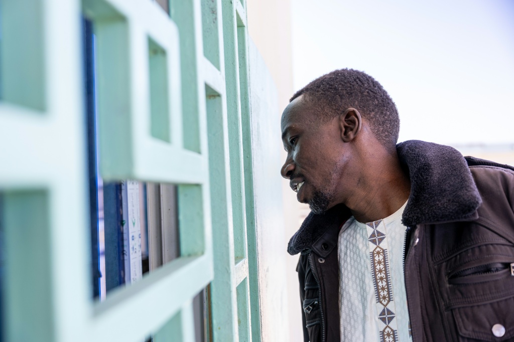 Awadallah Yassine Mahamat, réfugié soudanais et soignant bénévole, le 30 janvier 2026 à l'hôpital de Tiné, au Tchad.