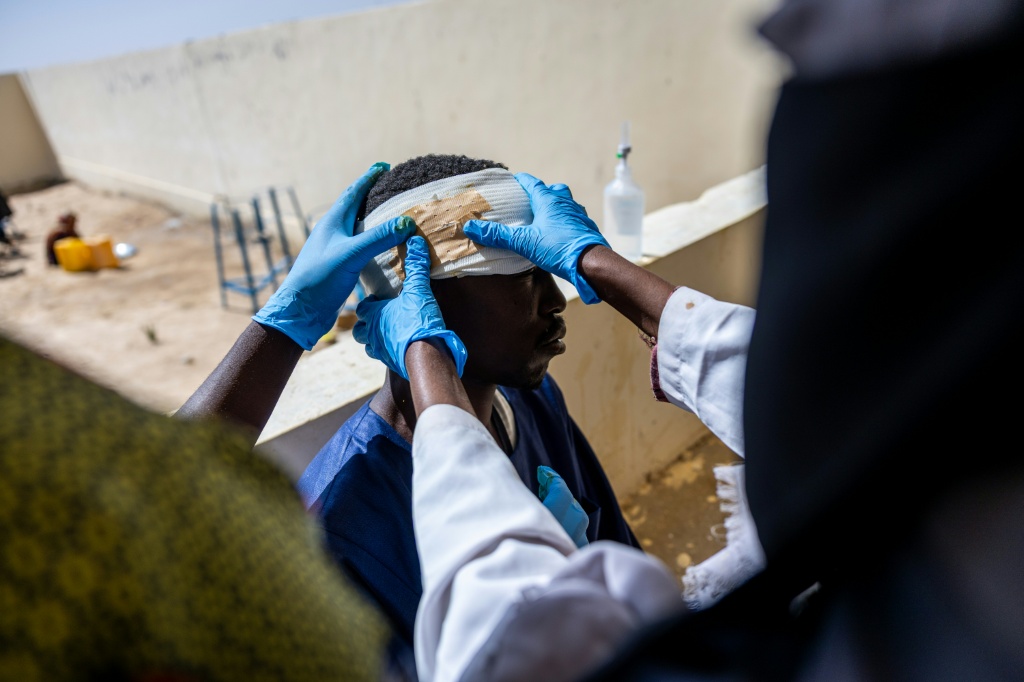Mahamat Hamid Abakar, blessé à la tête et aux jambes lors d'une attaque de drone, reçoit des soins à l'hôpital de Tiné, au Tchad, le 30 janvier 2026.