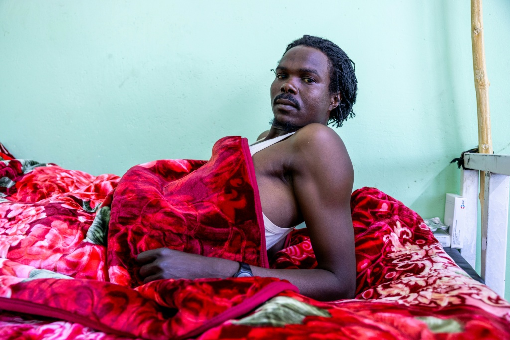 Mahamat Abakar Hamda, combattant de l'Armée de libération du Soudan blessé dans une attaque de drone, est allongé dans un lit de l'hôpital de Tiné, le 30 janvier 2026 au Tchad.