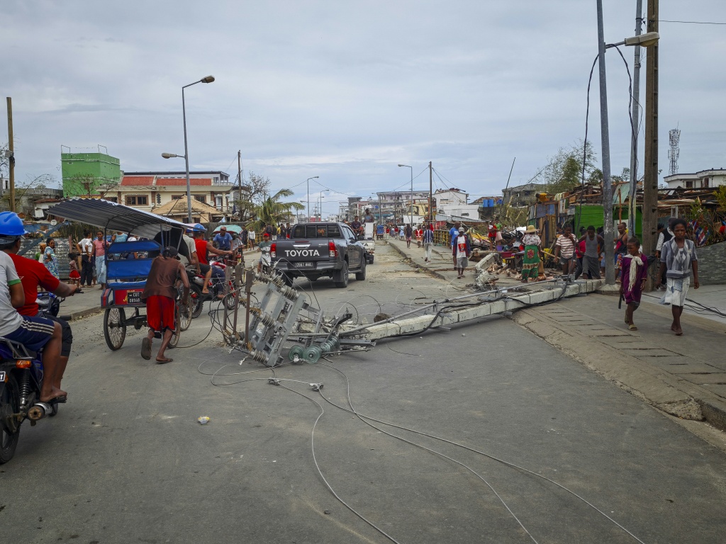 Un poteau électrique à terre dans la ville malgache de Toamasina, frappée de plein fouet par le cyclone Gezani, le 11 février 2026.