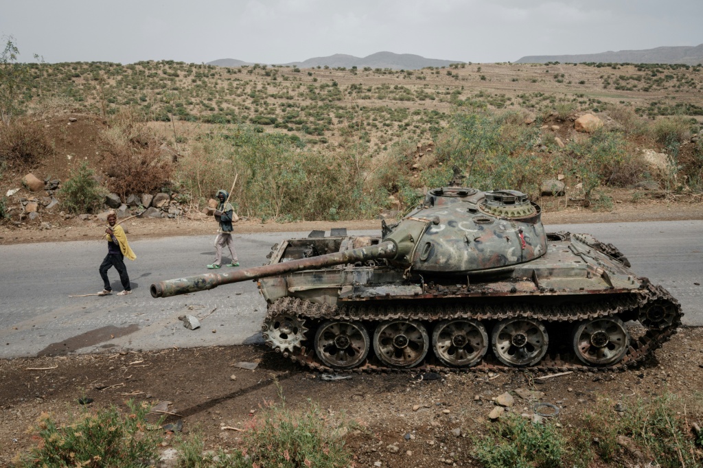 Un char, supposément de l'Armée érythréenne, abandonné au bord d'une route à Dansa, au sud-ouest de Mekele, dans la région du Tigré, en Éthiopie, le 20 juin 2021.