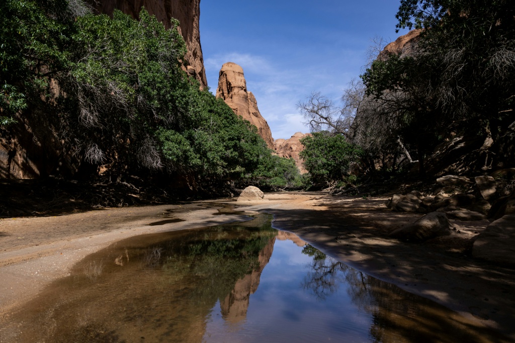 Vue générale de la réserve naturelle du Guelta de Bachikele, sur le plateau de l'Ennedi, dans la province d'Ennedi-Est, au Tchad, le 11 février 2026.