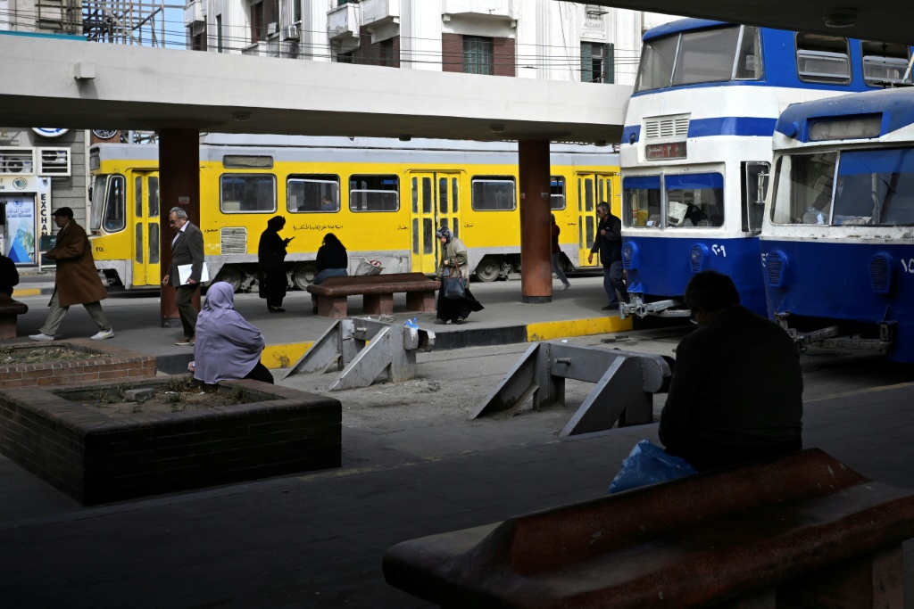 A une station de tramway d'Alexandrie, le 18 février 2026.