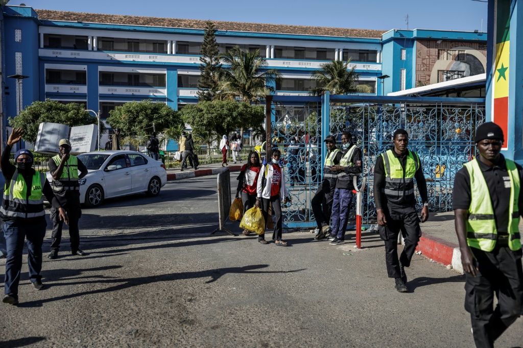 Des agents de sécurité du campus devant l'Université Cheikh Anta Diop, le 10 février 2026 à Dakar, au Sénégal.