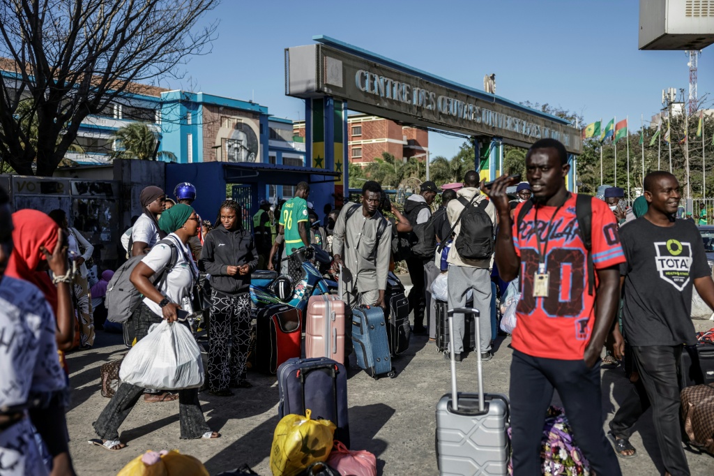 Des étudiants quittent l'Université Cheikh Anta Diop, le 10 février 2026 à Dakar, au Sénégal.