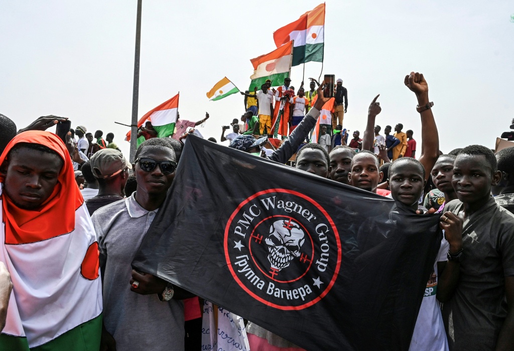 Un drapeau portant le logo de la Société militaire privée Wagner lors d'une manifestation de partisans du Conseil national de sauvegarde de la patrie (CNSP), le 2 septembre 2023 à Niamey, au Niger.