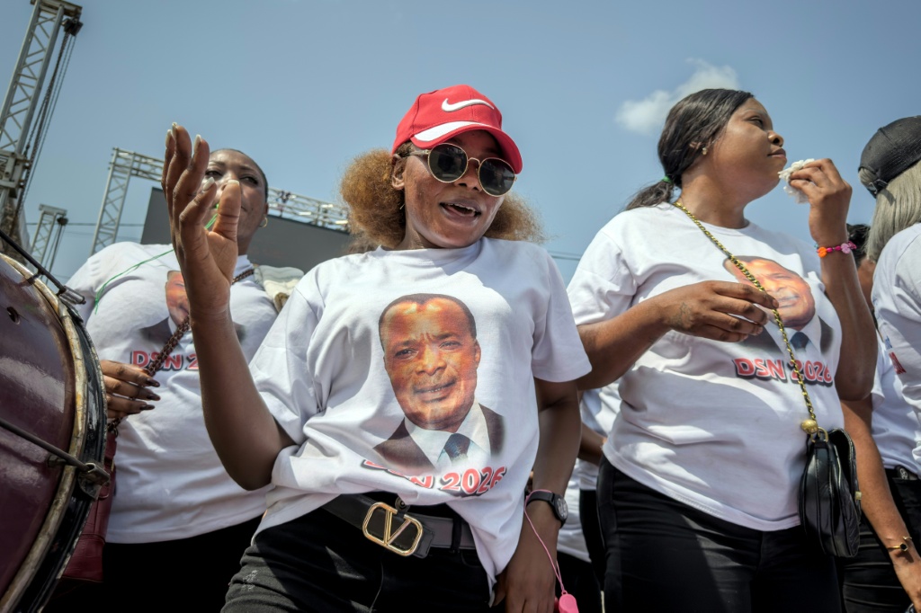 Des partisans du Président congolais Denis Sassou Nguesso, candidat à la présidentielle du 15 mars 2026, dansent et chantent lors d'un meeting à Pointe-Noire (Congo), le 28 février 2026.
