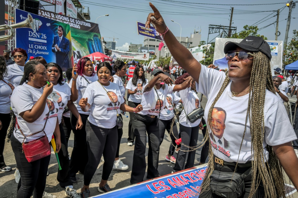 Des partisans du Président congolais Denis Sassou Nguesso, candidat à la présidentielle du 15 mars, dansent et chantent lors d'un meeting à Pointe-Noire (Congo), le 28 février 2026.