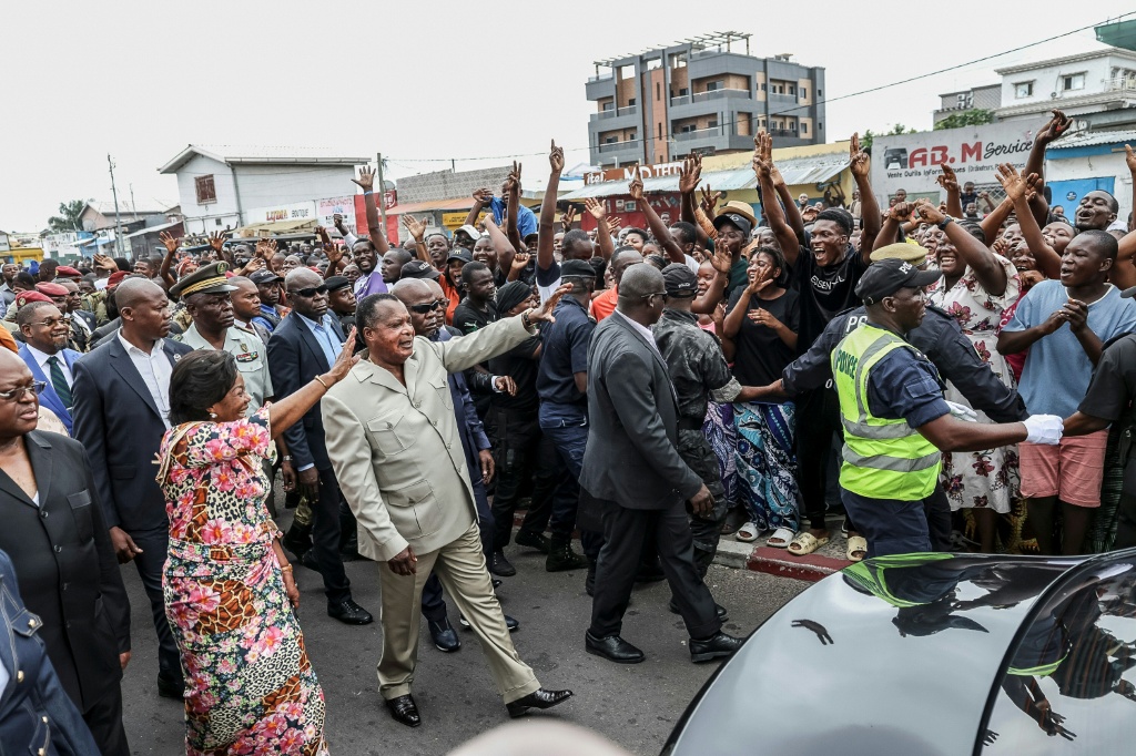 Le Président congolais sortant et candidat à sa réélection Denis Sassou Nguesso salue ses partisans après avoir voté à la présidentielle, le 15 mars 2026 à Brazzaville.