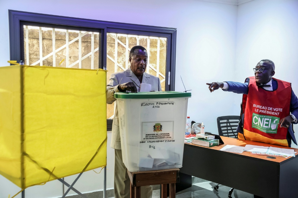Le Président congolais sortant et candidat à sa réélection, Denis Sassou Nguesso vote à la présidentielle, le 15 mars 2026 à Brazzaville.