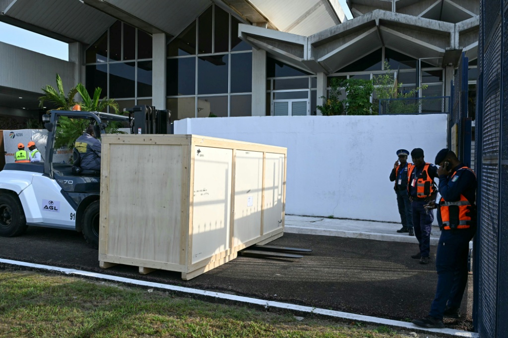 La caisse de transport du tambour parleur Djidji Ayokwe, restitué par la France, à son arrivée à l'aéroport international d'Abidjan, le 13 mars 2026 en Côte d'Ivoire.