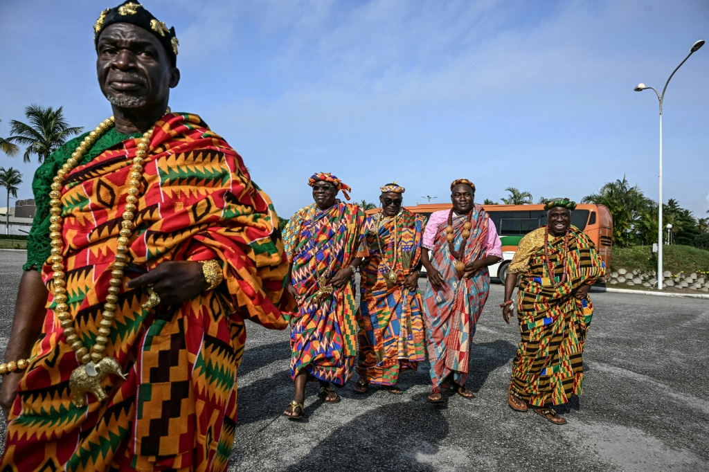 Des chefs traditionnels de l'ethnie ébrié arrivent pour recevoir le tambour-parleur Djidji Ayokwe, restitué par la France, le 13 mars 2026 à l'aéroport international Félix Houphouët-Boigny d'Abidjan, en Côte d'Ivoire.